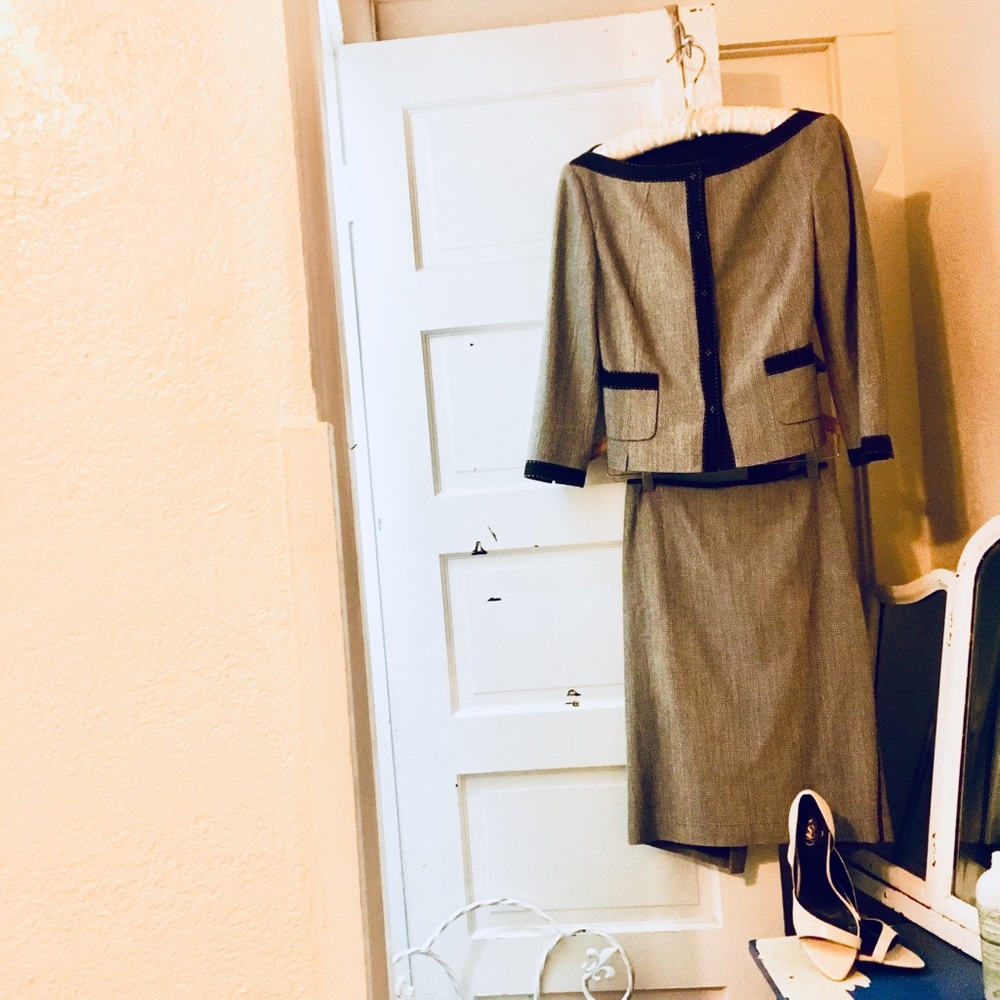 Ellie Tahari Women’s Suit